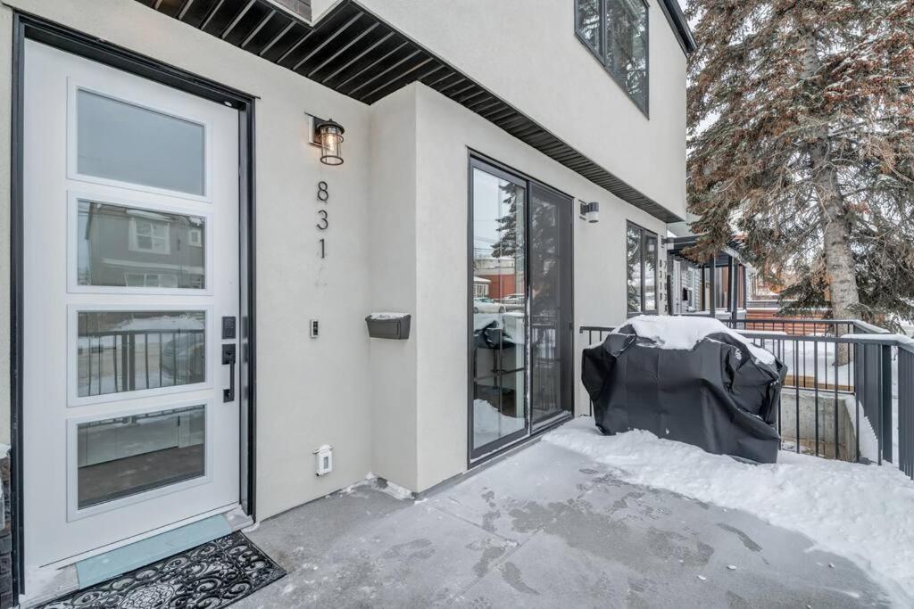 Elegant Townhouse In The Heart Of Calgary Apartment Exterior photo