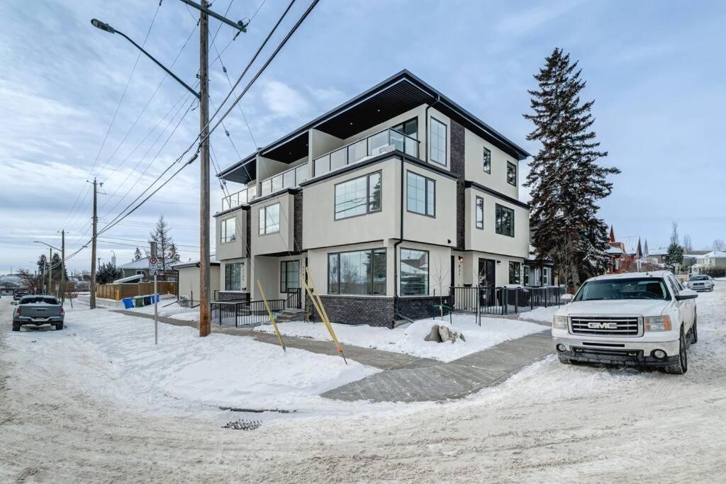 Elegant Townhouse In The Heart Of Calgary Apartment Exterior photo